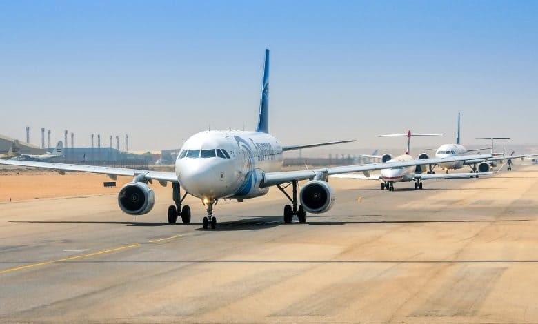 مصر ترفع التأهب الجوي وتعلق رحلات مصر للطيران إلى 13 مدينة بالمنطقة